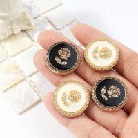 ราคา ปุ่มโลหะขนาดใหญ่สำหรับสูทและคาร์ดิแกน สไตล์ชาแนล สีดำและทอง มีลายดอกไม้ประดับ เพื่อเพิ่มความสวยงาม (43760701697)
