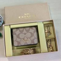 ราคา พร้อมส่ง กระเป๋า Coach Boxed Mini Wallet On A Chain In Signature Canvas (28106489226)