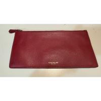 ราคา Coach Zip หนังแท้ สีแดงไวน์ | Clutch เรียบหรู ใส่เครื่องสำอาง มือถือได้ ของแท้ดูดีทุกลุค (44554029566)