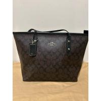 ราคา กระเป๋า coach ทรงช้อปปิ้ง มือสองของแท้ ขนาดก้นกระเป๋า 10 นิ้ว ปากกระเป๋า 14.5 นิ้ว (24072003614)