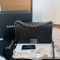ราคา Very new‼️Chanel boy 10” calfskin holo28 สีดำ อะไหล่รมควัน หนังสวยมากๆค่ะ หนังทรงแข็งเลย สภาพงาม ใช้งานน้อยเว่อ (3311318842)