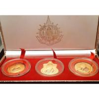 ราคา เหรียญอาร์มรัชกาลที่ ๙ ที่ระลึกพระชนมายุ ๗๒ พรรษา พร้อมกล่อง (26568892762)