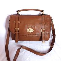 ราคา [กระเป๋ามือสอง] BEAN POLE ของแท้! มีสายยาว! หนังแท้ 12นิ้ว สีน้ำตาล กระเป๋าสภาพดี กระเป๋าสะพายข้าง (26674241624)