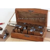 ราคา ตัวแสตมป์หมึก ตัวแสตมป์ยาง ที่แสตมป์ รูปตัวอักษรภาษาอังกฤษ และตัวเลข Alphabet Stamp พร้อมกล่องไม้ 70 แบบ (รหัสkk0001) (7558432868)