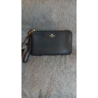 ราคา กระเป๋าสตางค์ใบยาวสีน้ำเงินเข้มมีสายคล้องมือbrand Coach ของแท้ล้านเปอร์เซนต์%สภาพดี ส่งฟรี ลทบค่ะ (9919058512)