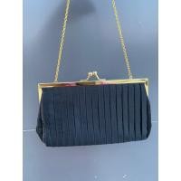 ราคา กระเป๋าครัทซ์ กระเป๋าคล้องมือ สีดำ เรียบหรู แบรนด์ ESTĒE LAUDER (25578453815)