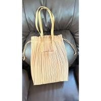 ราคา 5,900 ฿ Pleats Please Size ใหญ่ เหมือนใหม่ นน. เบา สะพายสบายมาก ๆ สีเข้าได้กะทุกชุด ซื้อมา 14,500 ฿ (50852968702)