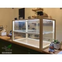 ราคา ตู้เบเกอรี่ ​ทรงสี่เหลี่ยม​ Size M ติดไฟ LED ชั้นบน ตู้​โชว์​ใส่อาหาร ตู้กระจก ​​ขายขนม ทรงมินิมอล เลือกสีไม้ สีไฟได้ (28604528513)