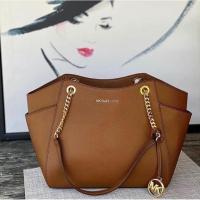 ราคา MK MICHAEL KORS แท้พร้อมส่ง ทรงพัดหนังสีน้ำตาล (3930642870)