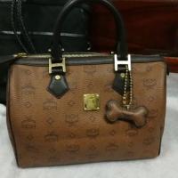 ราคา กระเป๋าหมอนเอ็มซีเอ็ม​ MCM สีช็อค​ ของแท้​มือ​2 สภาพสวย​อะไหล่เงินคะ​ 12นิ้ว มีการ์ดและถุงผ้า (2344234021)