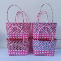 ราคา ตะกร้าสานเส้นพลาสติก กระเป๋าสาน ตระกร้าจ่ายตลาด กระเป๋าถือเส้นสานพลาสติก โทนชมพู กว้าง18ยาว25สูง20 CM (4981195999)
