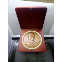 ราคา เหรียญทองแดงรมดำ ขนาด 7 เซ็น ที่ระลึกพิธีเปิดที่ทำการศาลรัฐธรรมนูญ พร้อมกล่องใม้เดิม พ.ศ.2543 (23227663069)