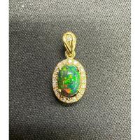 ราคา โอปอลดำ 8x6 มม. พร้อมโมอิซาไนต์ในจี้เงินเคลือบทอง 925 จี้อัญมณีธรรมชาติ 100% Black opal 8x6mm with moissanite (41055190925)