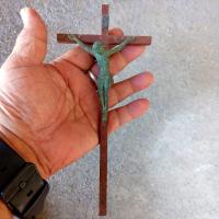 ราคา ไม้กางเขนเก่ามากๆ เป็นไม้แต่องค์พระเยซูเป็นโลหะ มีองค์เดียวหมดแล้วหมดเลยนะครับ (44502126805)