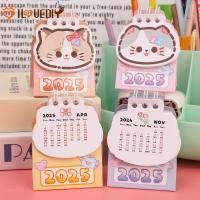 ราคา [ แนะนํา ] 2025 ปฏิทินตั้งโต๊ะคิตตี้คอยล์ - เครื่องเขียนโรงเรียนสํานักงาน - สมุดจดบันทึกขนาดเล็ก - สมุดกระเป๋าการ์ตูน - เครื่องประดับเดสก์ท็อป - ปฏิทินกราฟฟิตีนักเร (28172170816)