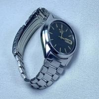 ราคา SEIKO5นาฬิกาออโตเมติคแท้100%สายและตัวเรือนสแตนเลสสีเงินเดิมๆหน้าปัดสีดำเข็มและขีดชั่วโมงสีทองสำหรับผู้ชายมือสองสภาพดีมาก (21167512464)
