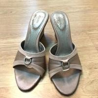 ราคา รองเท้าส้นเตารีด ขนาด 35 ยี่ห้อบาจา (575197230)