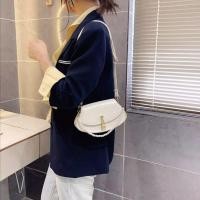 ราคา กระเป๋าสะพายข้าง ใบเล็ก สีขาวครีม พร้อมสายมุก ถือเป็นคลัทช์ ออกงานได้เลย (7473477898)