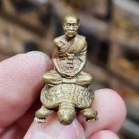 ราคา รูปหล่อหลวงปู่หลิว วัดไร่แตงทอง ประทับนั่งบนหลังพญาเต่าเรือน (28341343329)