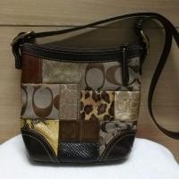 ราคา กระเป๋าสะพายโค้ช​ Coach ของแท้​ มือ2 สภาพดีอะไหล่สีทองเหลือง​ เป็นผ้า+ขอบหนังแท้ (2245177031)