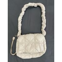 ราคา กระเป๋า Carlyn รุ่น Luke สี Spring grey มือสอง แท้ (42750641493)