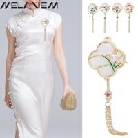 ราคา เข็มกลัดกระดุม รูปดอกกล้วยไม้ ดอกเบญจมาศ ประดับมุกธรรมชาติ สไตล์จีนย้อนยุค สําหรับเสื้อเชิ้ตยีน หมวก ปกเสื้อ (23751318865)