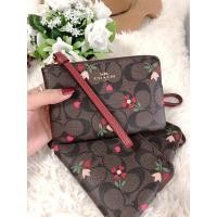 ราคา Coach คล้องมือ 1 ซิป S ของแท้ลาย Cเข้มหัวใจ Limited ของแท้ %พร้อมส่ง (17718903394)
