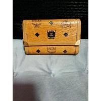 ราคา MCMกระเป๋าสตางค์ใบกลางของแท้%(Used) 3พับ สีออริหนังสวยลายเด่นสวยไม่มีที่ติ (24743264874)