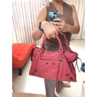 ราคา Balenciaga city ของแท้ มือสอง หมุดธรรมดา สีชมพูสด เก็บสีมาให้เรียบร้อย มีกระจก สายสะพาย ราคาน่ารัก (4055324303)