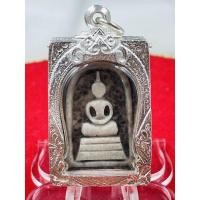 ราคา P-02-161064 พระสมเด็จแกะสลักจากหินพระธาตุเขาสามร้อยยอดเลี่ยมกรอบเงิน (12929855935)