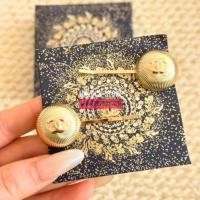 ราคา CHANEL กิ๊บติดผมกระดุมทอง 1 ชิ้น, กิ๊บติดผมที่หรูหราและมีสไตล์ กิ๊บติดผมหน้าม้าสุดหรู เหมาะสำหรับใส่ในชีวิตประจำวัน (48154149186)