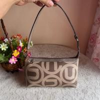 ราคา Nicole Miller แท้ คล้องไหล่ งานแคนวาสผสมหนังแท้ สภาพดีสวย ซับในสะอาด ขนาด 8 นิ้วกว้าง 1 นิ้วสูง 5 นิ้ว 450 บาท (28042425441)