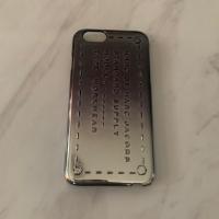 ราคา Case iPhone 6 / 6s ยี่ห้อ Marc by Marc Jacobs ของแท้ สีดำเงินไล่เฉดสี ตัวอักษรนูน (7131317904)