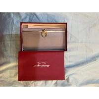 ราคา กระเป๋าสตางค์ ไซส์ยาว ferragamo ของแท้ สภาพใช้งาน (19988897662)