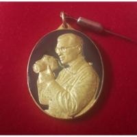 ราคา เหรียญเข็มกลัด ในหลวงรัชกาลที่ 9 ทรงกล้อง กะไหล่ทองลงยาน้ำเงิน จัดสร้างโดยสำนักนายกฯ ปี พ.ศ. 2542 พร้อมกล่องเดิม (45001952015)