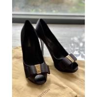 ราคา (ของแท้) pre-owned AUTHENTIC Louis Vuitton Black Peep Toe Bow Embellished Satin Pumps in Size 8/38.5 - BR0150 (9989612437)
