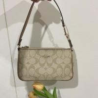 ราคา coach pouch with strap (แท้) (24479689720)