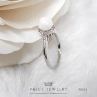 ราคา แหวนเพชร ฝังไข่มุก ล้อมคริสตัลแท้ ทรงเพชรกลม ฝังครึ่งวง แหวนผู้หญิง แหวน เครื่องประดับ RI034 ValueJewelry (20360238871)