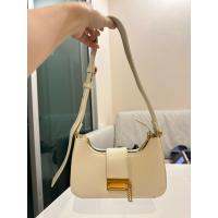 ราคา กระเป๋า Charles & Keith แท้ 100% สีขาวมินิ น่ารัก กระเป๋าสะอาดและใหม่มาก (43127290200)