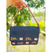 ราคา กระเป๋าคิตตี้มือสองของแท้คะลายปักทรงคลัชkitty bagของแท้จากตู้ญี่ปุ่น (57952396574)