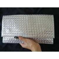 ราคา (แจกโค้ดลดทั้งร้าน)​ กระเป๋าออกงาน แบรนด์แท้ AIIZ หนังสาน สีเงิน คลัช คลัทช์ (1767516012)