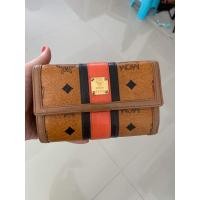 ราคา กระเป๋าสตางค์ mcm ใบกลางสีออริคาดส้ม มือสอง ของแท้100% (9969909739)