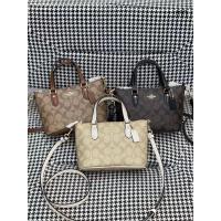 ราคา Coach Classic Tote Bag กระเป๋าสะพายหนังวัวแท้พร้อมสายยาว สไตล์คลาสสิกสำหรับผู้หญิง ขนาด：18.1x4.6 (53853825383)