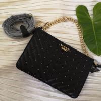 ราคา พร้อมส่งกระเป๋า​ VICTORIA'S SECRET​ รุ่น Studded V-Quilt 24/7 Crossbody​ แท้​ 100% (7433112819)