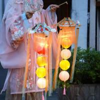 ราคา เทศกาลไหว้พระจันทร์โคมไฟทําด้วยมือทําเองสร้างสรรค์โบราณโคมไฟเส้นด้ายสีม่วงเด็กแบบพกพาโคมไฟส่องสว่างแผงลอย (52453593531)
