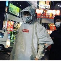 ราคา ส่งฟรีเสื้อกันฝน supreme ของแท้100% (7347011931)