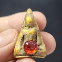 ราคา พระนางพญาสองหน้าเนื้อดิน ติดเม็ดพระธาตุ กรุดอยไซ (28038689719)