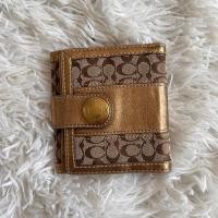 ราคา กระเป๋าสตางค์ coach สีทอง มือสองสภาพดี ของแท้ 100% (25396292048)