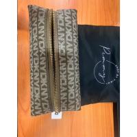 ราคา DKNY zip bag กระเป๋าเครื่องสำอางค์ แท้ (26126160740)