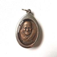 ราคา พระเครื่อง จี้พระ เหรียญหลวงปู่ผ่าน ปัญญาปทีโป รุ่น29 ผ่านตลอด จ.สกลนคร เนื้อทองเหลืองลมดำ พร้อมเลี่ยมกรอบสแตนเลสแท้ (55052274045)